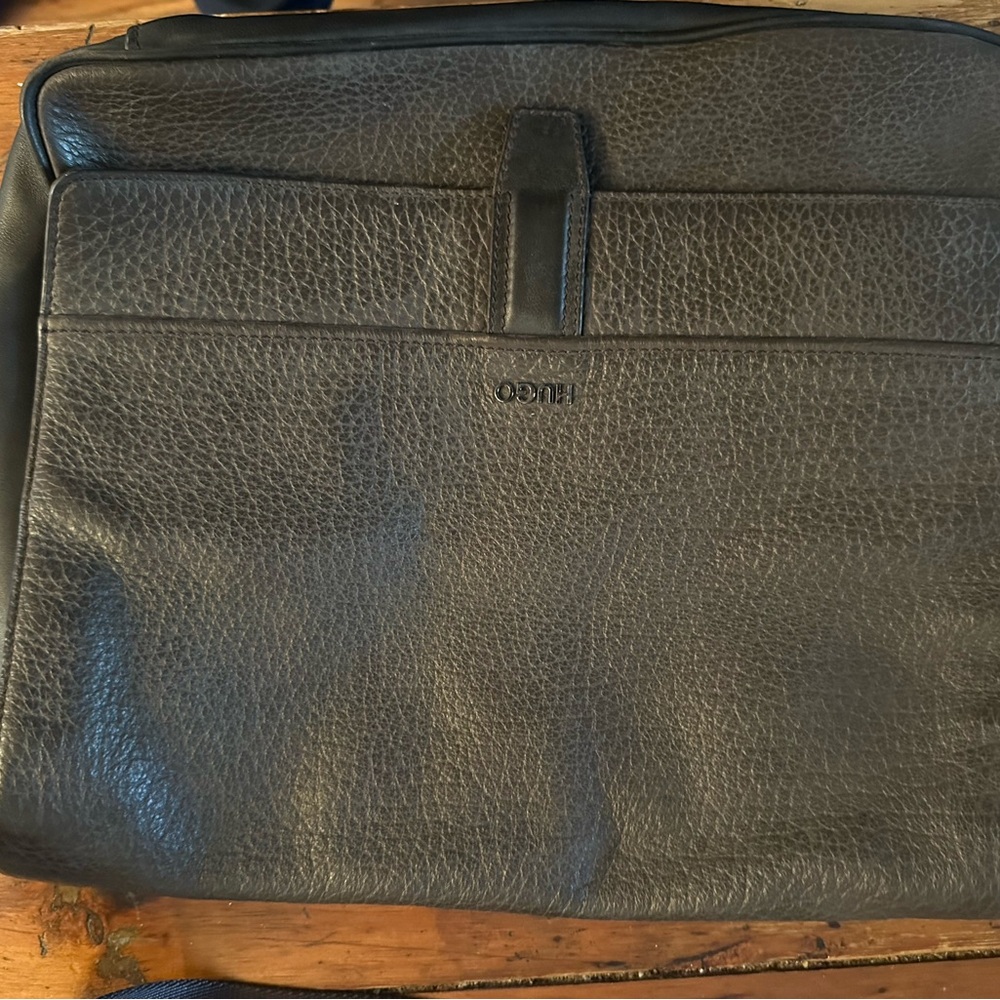 Charcoal Gray Leather Messenger Bag with Textured Finish and Shoulder Strap